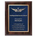 Plaque 9 x 12 Merisier et Bleue en bois laminé avec plaquette en laiton bleu marbré et bordure dorée – Série Marble Mist.