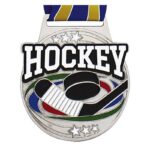 Médaille Hockey Argent 3 pouces de la Série Prestige avec finition brillante, couleurs émaillées et ruban thématique inclus. Parfaite pour récompenser les joueurs de hockey.