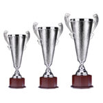 Coupe Prestige Argent avec poignées sur socle acajou, disponible en trois tailles : 20", 22" et 25". Idéale pour récompenses et cérémonies.